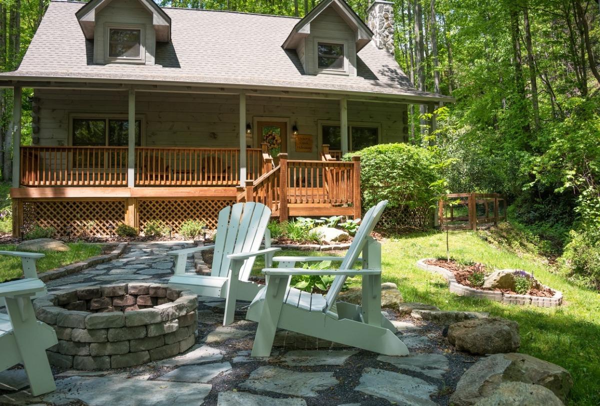 cabin in the smoky mountains with an outoor fire pit to gather around with the family.
